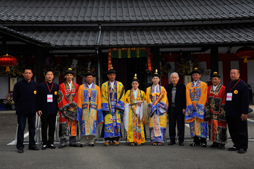 左から黄乙澤道士、謝育豐道士、楊恩高道士、黄南宏道士、吳明府道長、早島妙瑞道長、早島妙聴住持道長、南方俗民物質文化資料館 徐瀛洲主任、唐聖凱道士、唐東桂道士、高奕斌道士